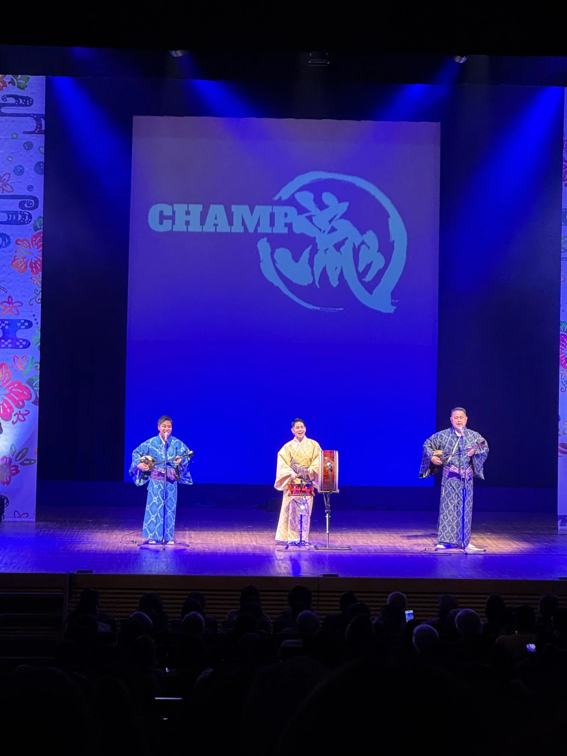 チャンプ流ぅ芸能団による母の日公演での舞台パフォーマンス写真