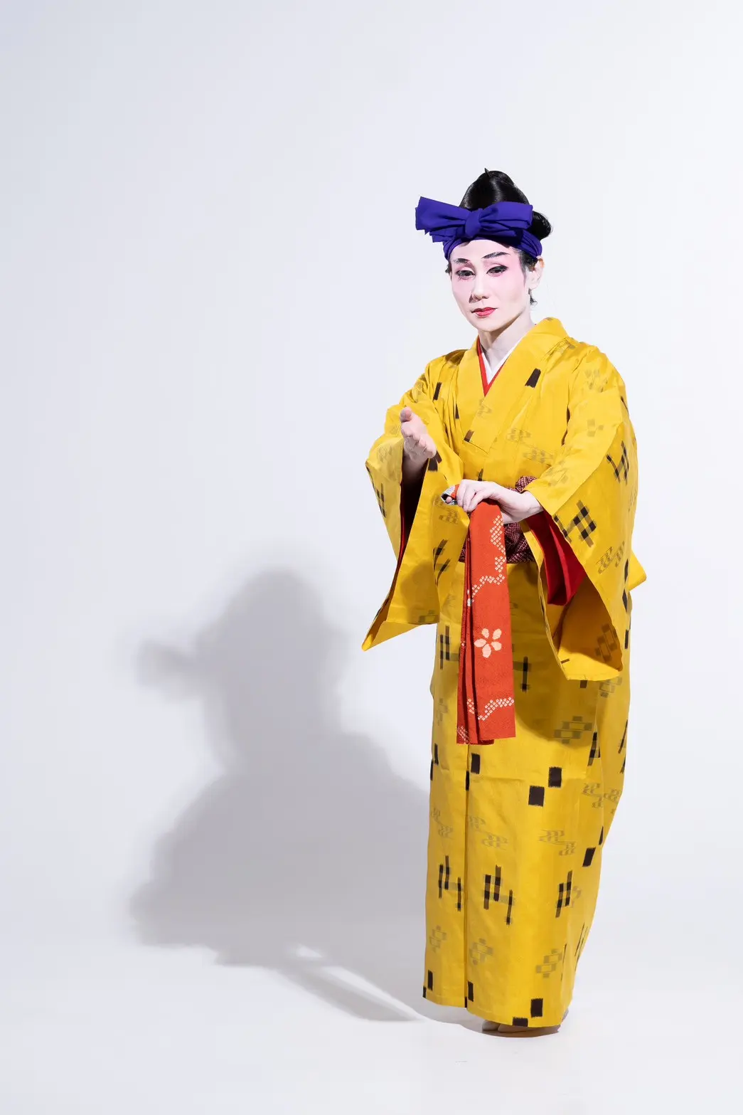 平敷屋門勇也 琉球舞踊 女踊りの舞台写真